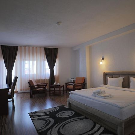Hotel Denis Pristina Exterior foto