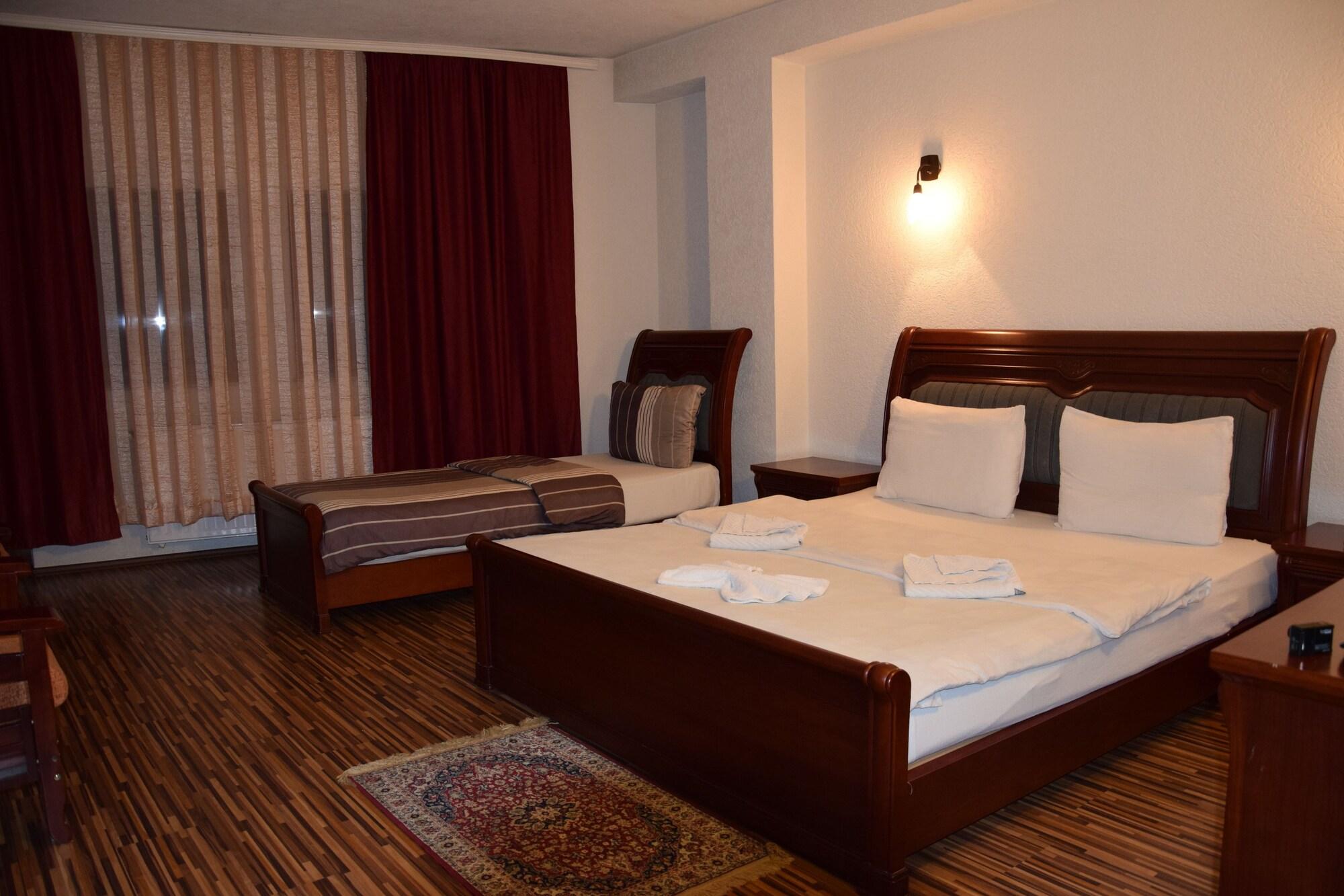 Hotel Denis Pristina Exterior foto