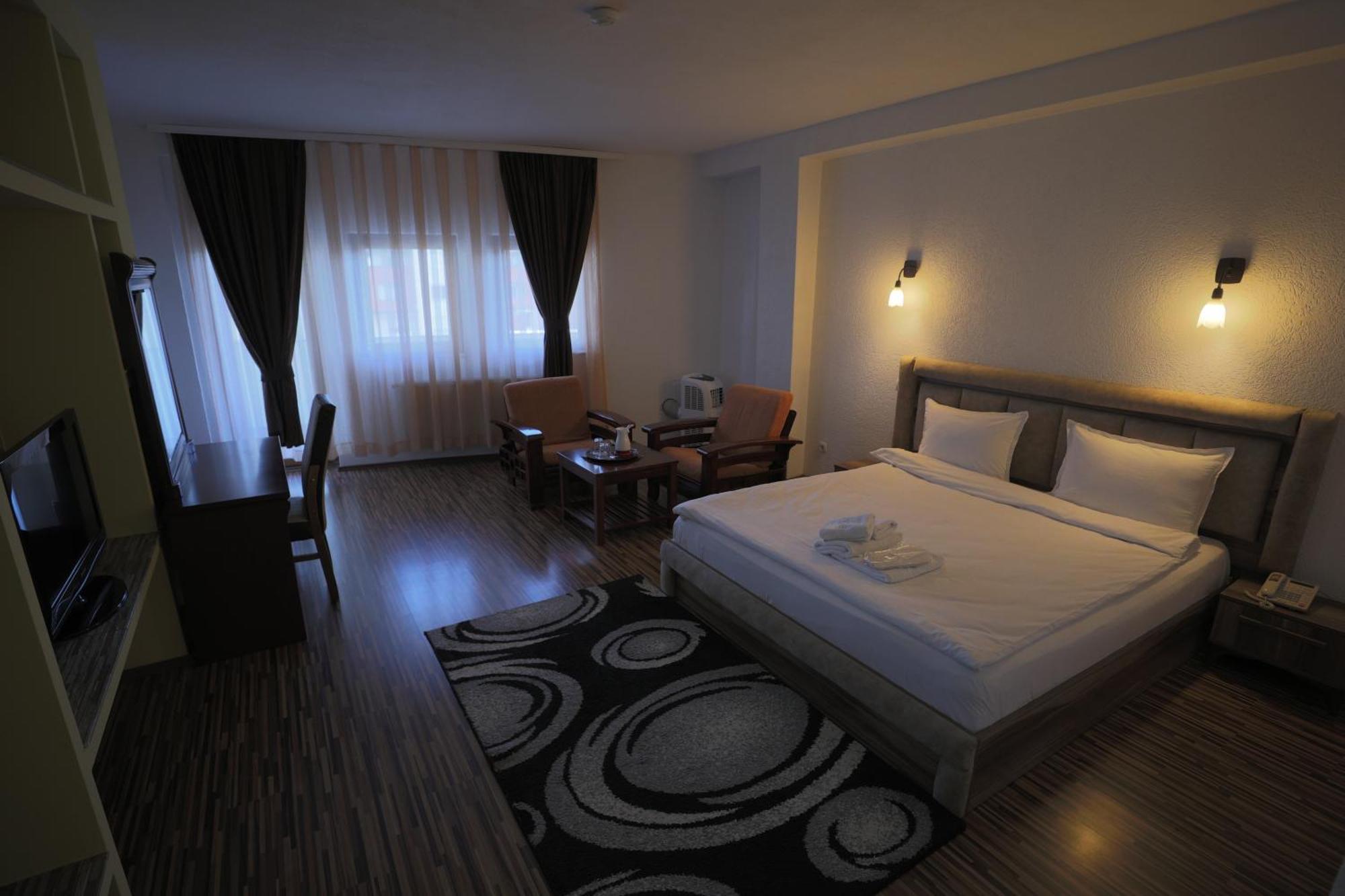 Hotel Denis Pristina Exterior foto