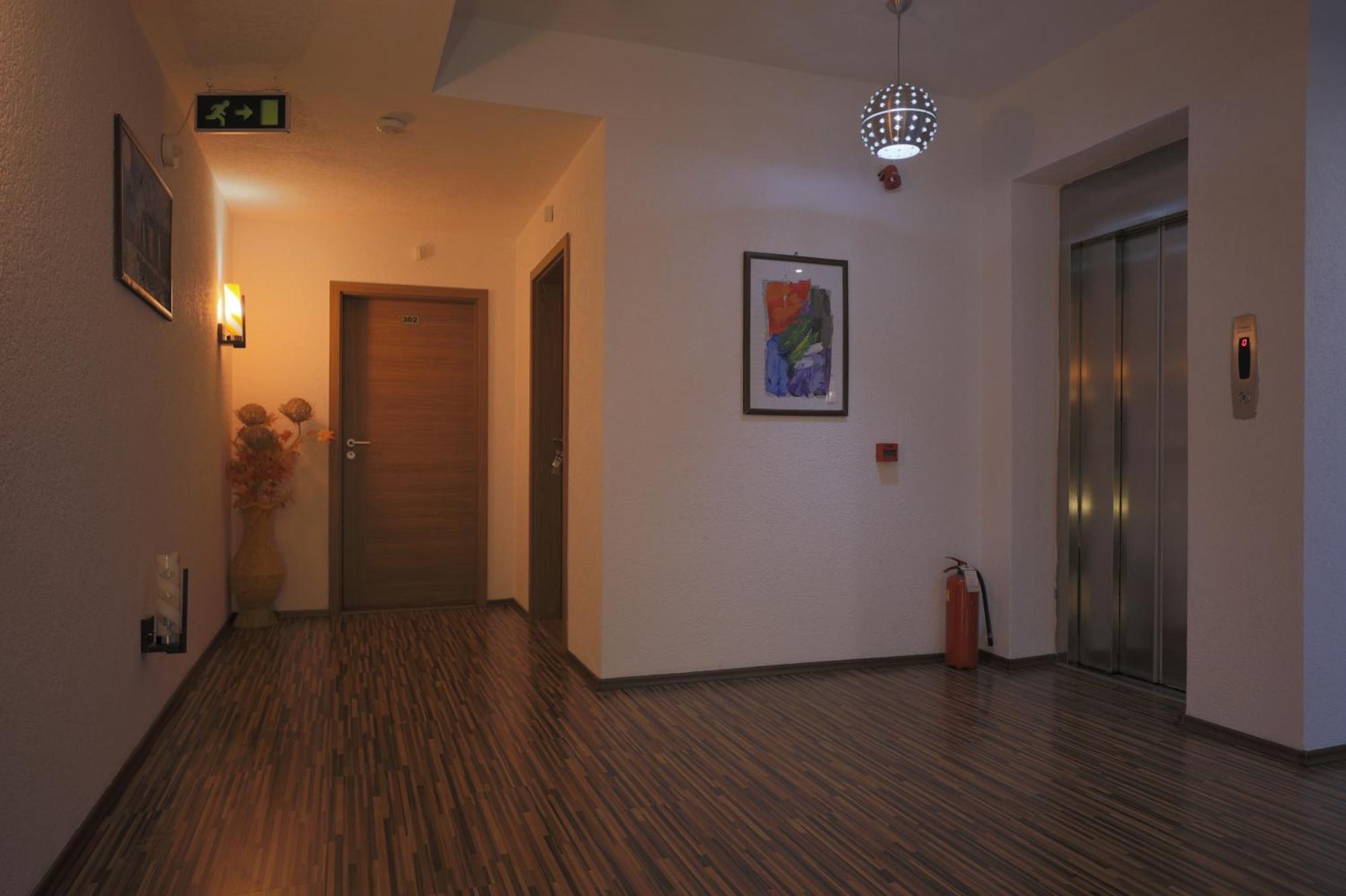 Hotel Denis Pristina Exterior foto