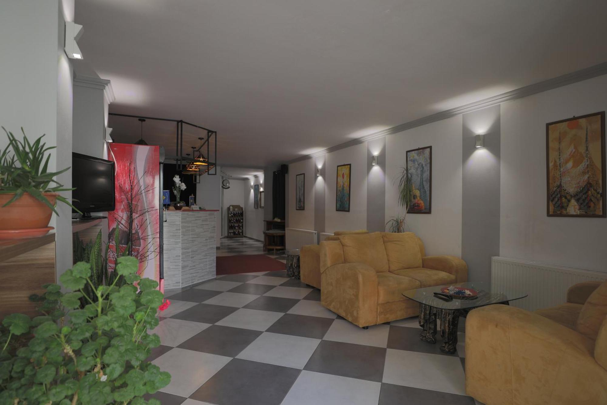 Hotel Denis Pristina Exterior foto