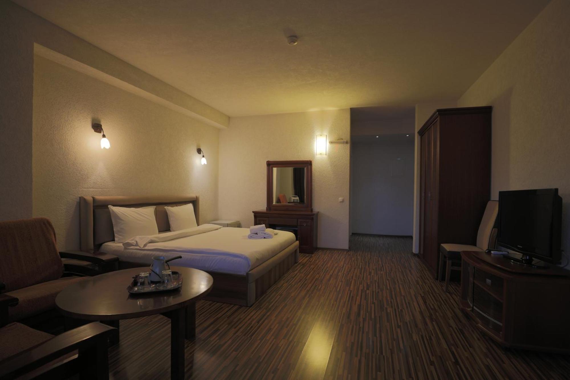 Hotel Denis Pristina Exterior foto
